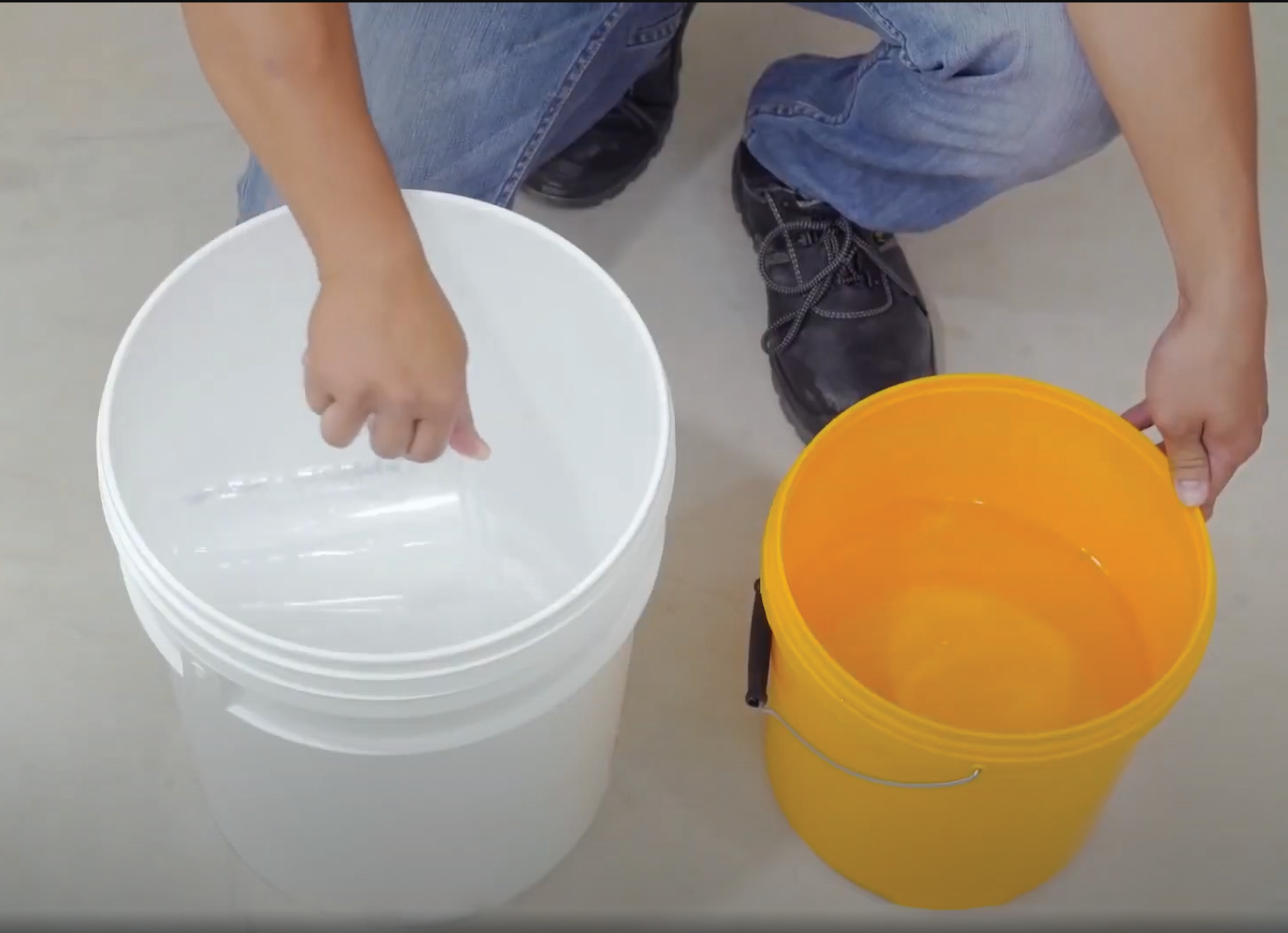 Cho nước sạch vào xô