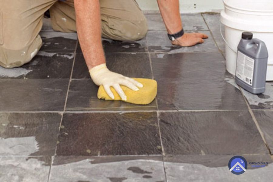 Lau sạch bề mặt gạch sau khi thi công