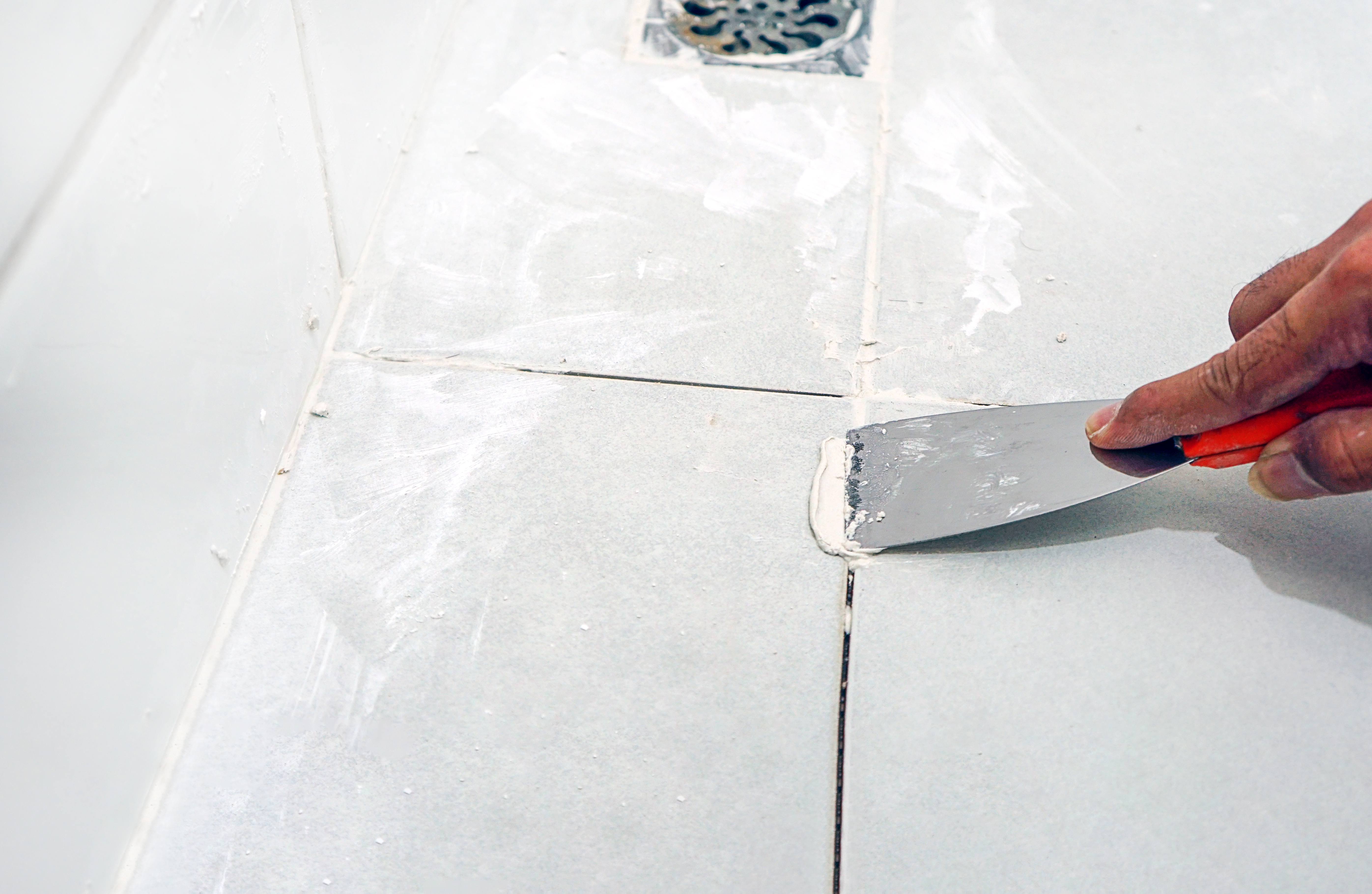 Trải keo chà ron vào đường ron theo góc 45 độ